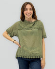 Blusa con ricami e dettagli in pizzo