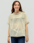 Blusa con ricami e dettagli in pizzo