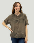 Blusa con ricami e dettagli in pizzo