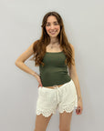 Shorts uncinetto con orlo