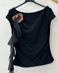 T-shirt con Volant e Fiore Applicato