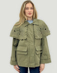 Giacca trench con mantellina decorata