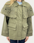 Giacca trench con mantellina decorata