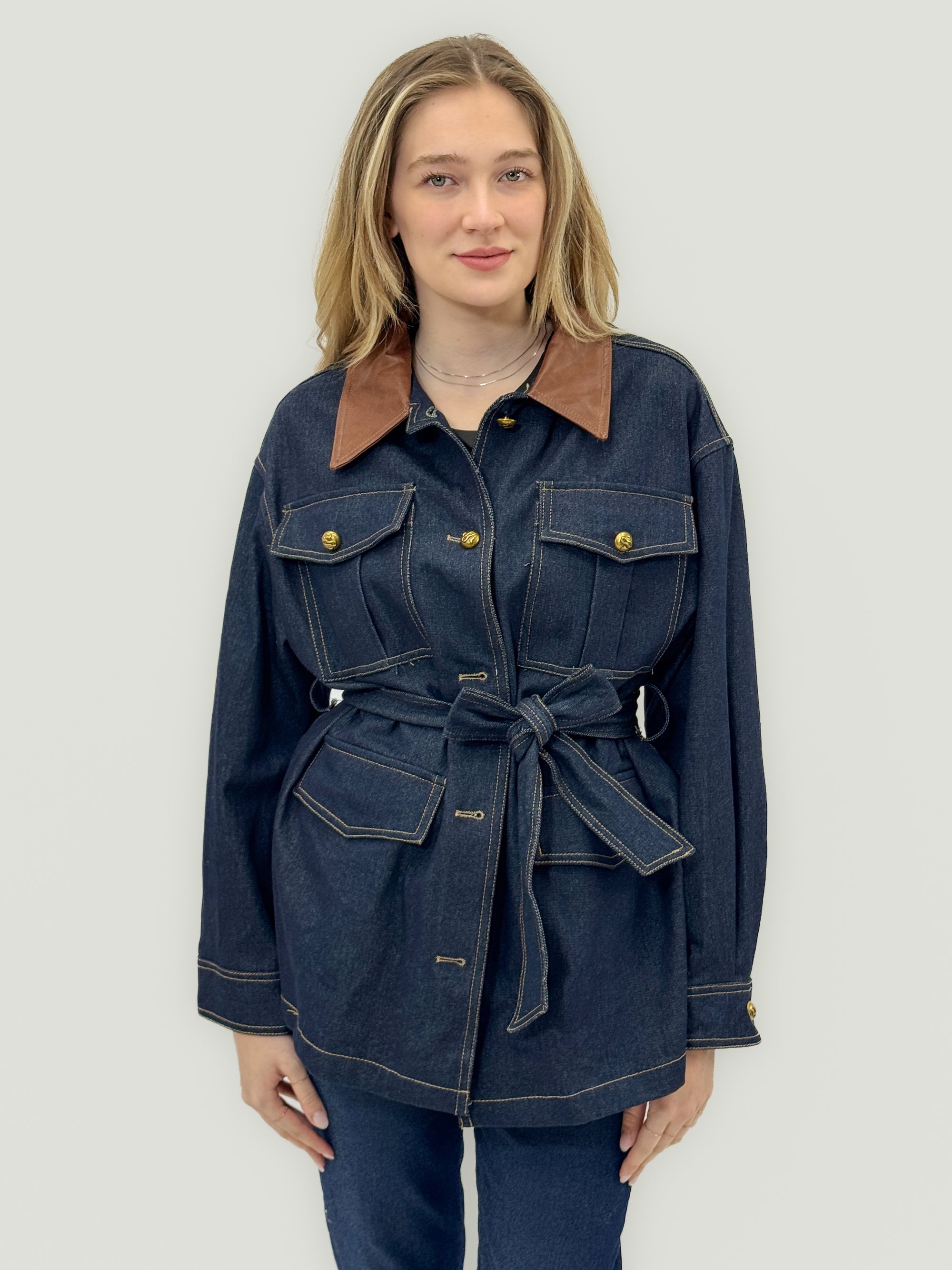 Giacca in Denim con Cintura in Vita e Colletto a Contrasto
