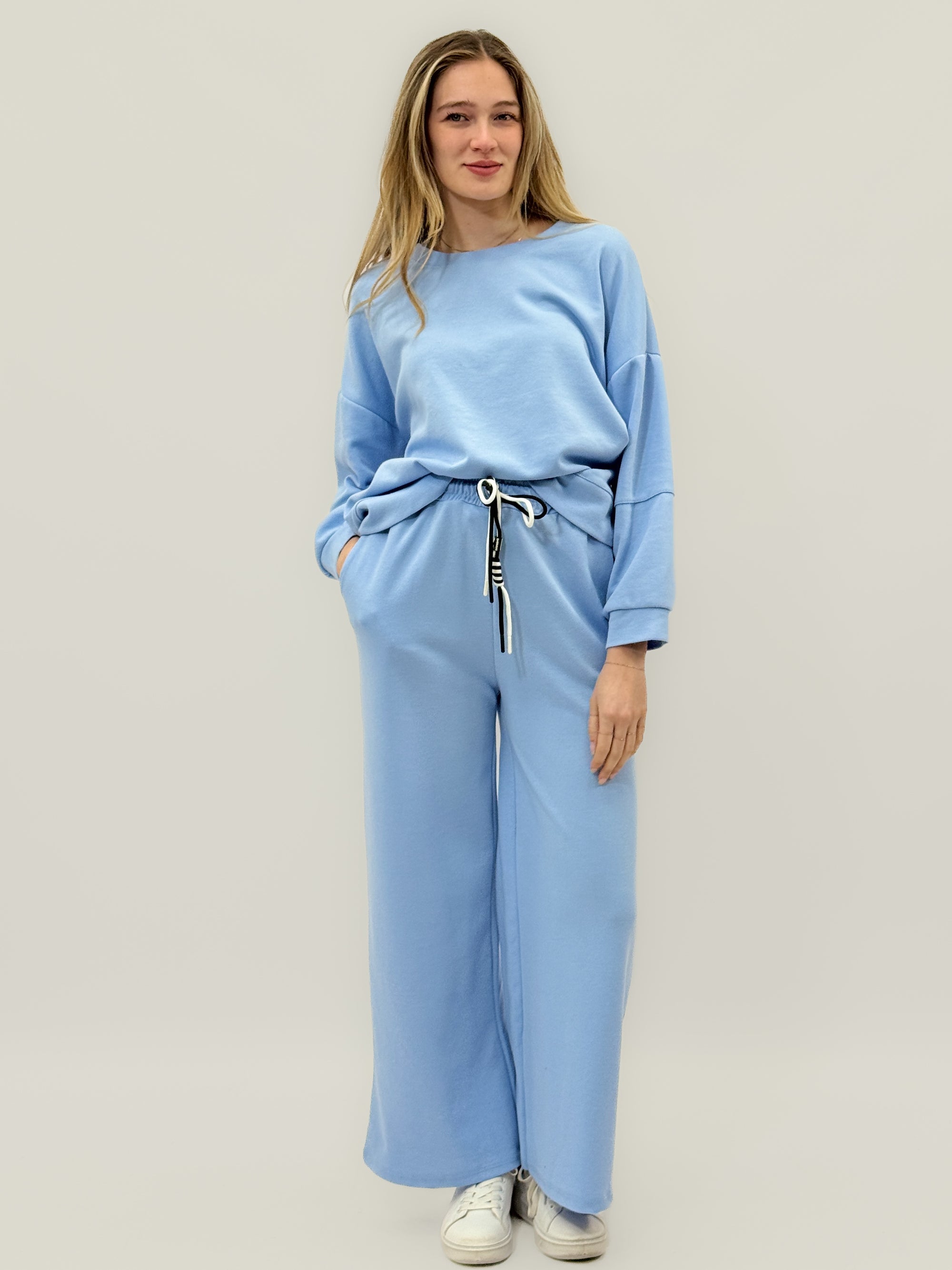 Completo Minimal con Felpa e Pantalone Ampio Comfy Chic