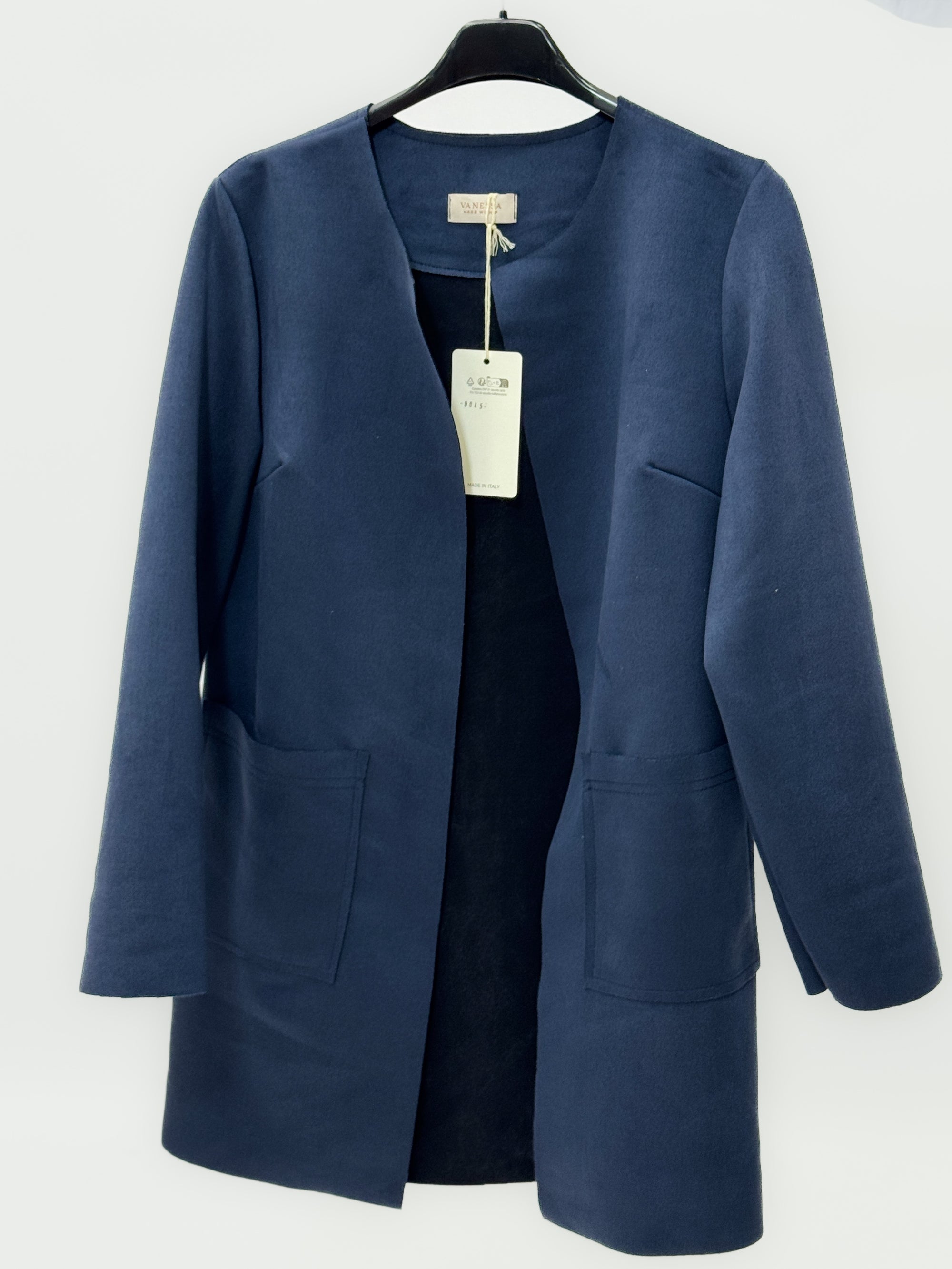 Blazer Elegante dal Taglio Moderno e Vestibilità Strutturata