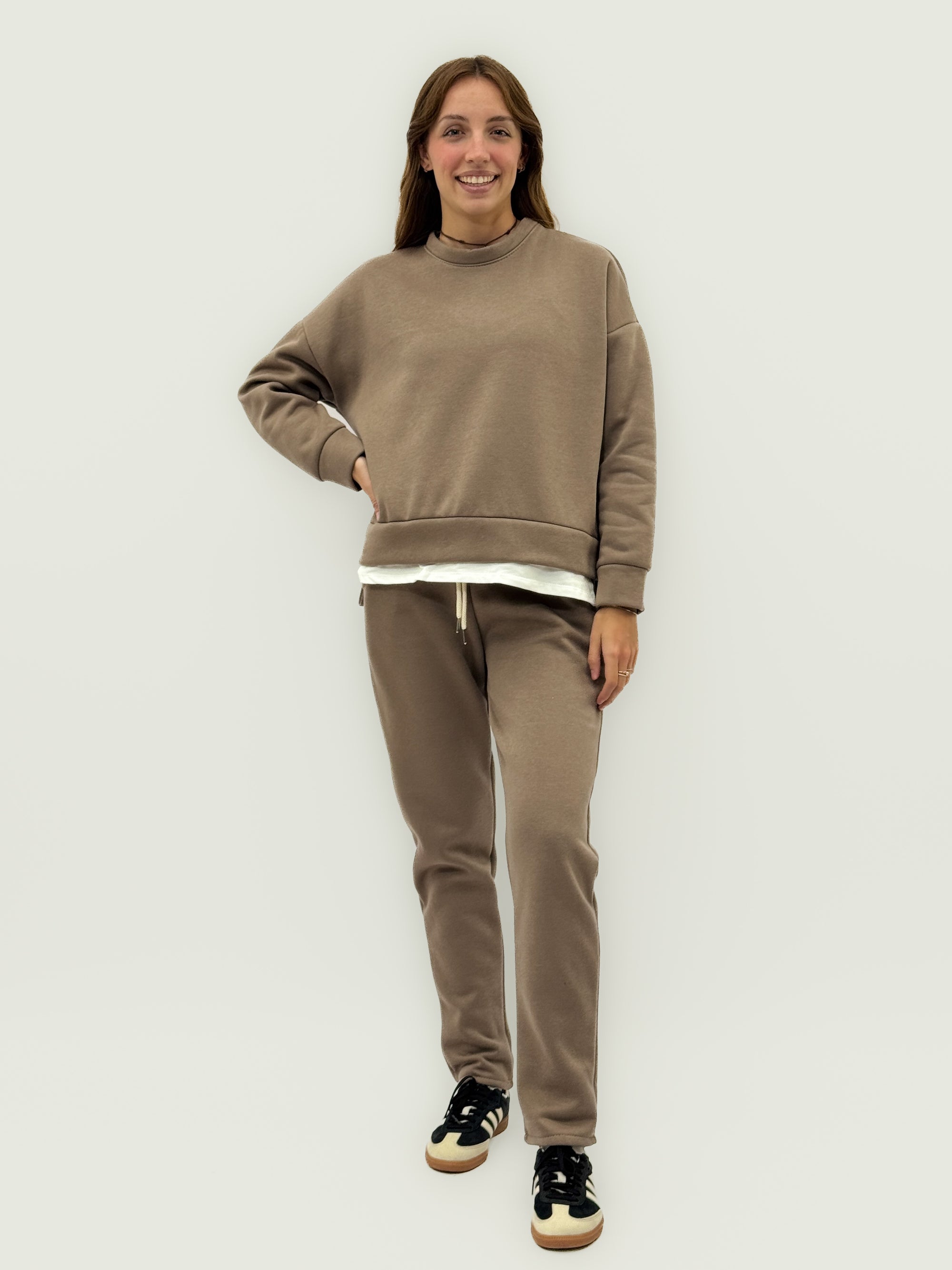 Completo felpa e pantaloni dritti felpati