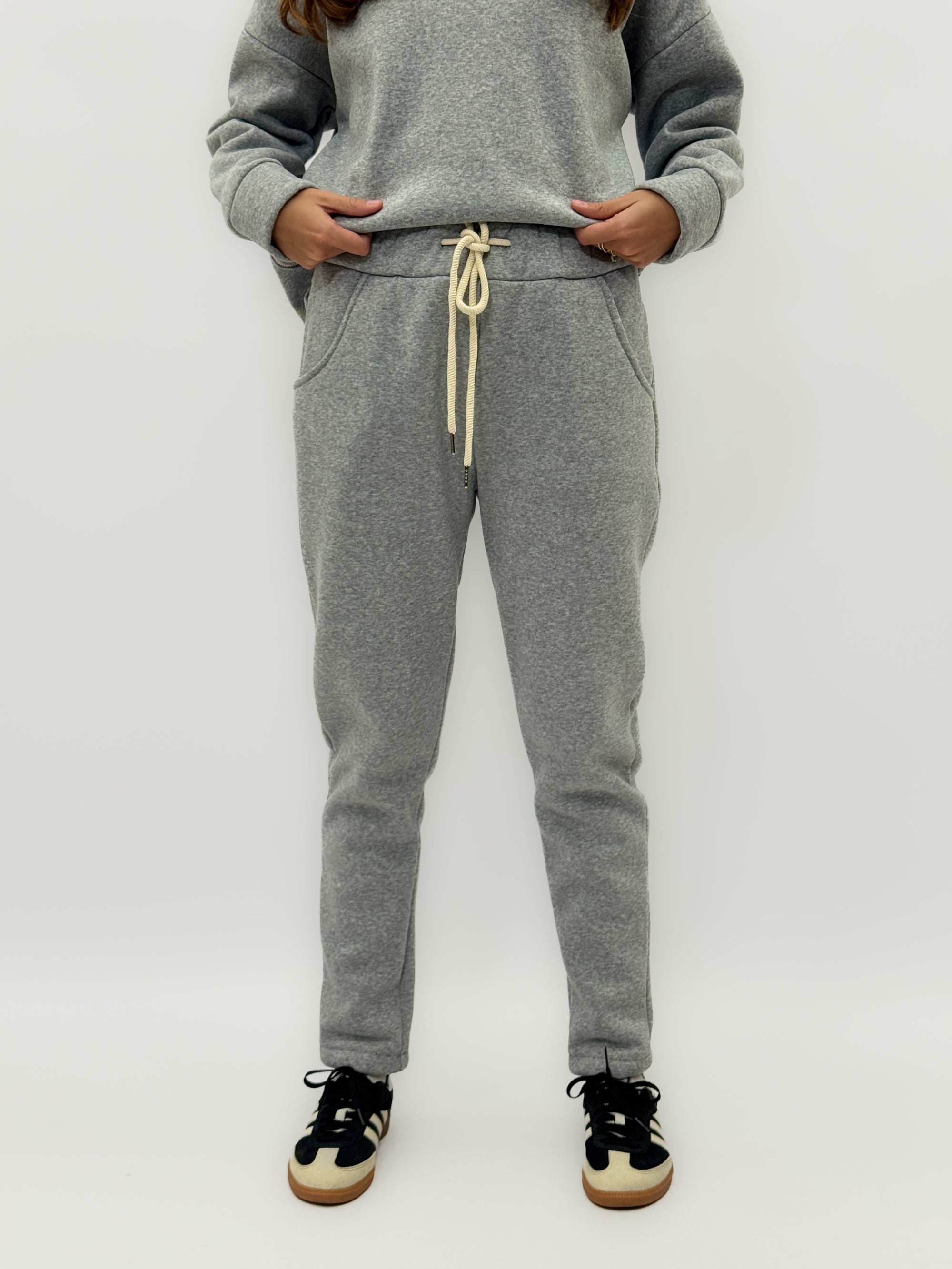 Completo felpa e pantaloni dritti felpati