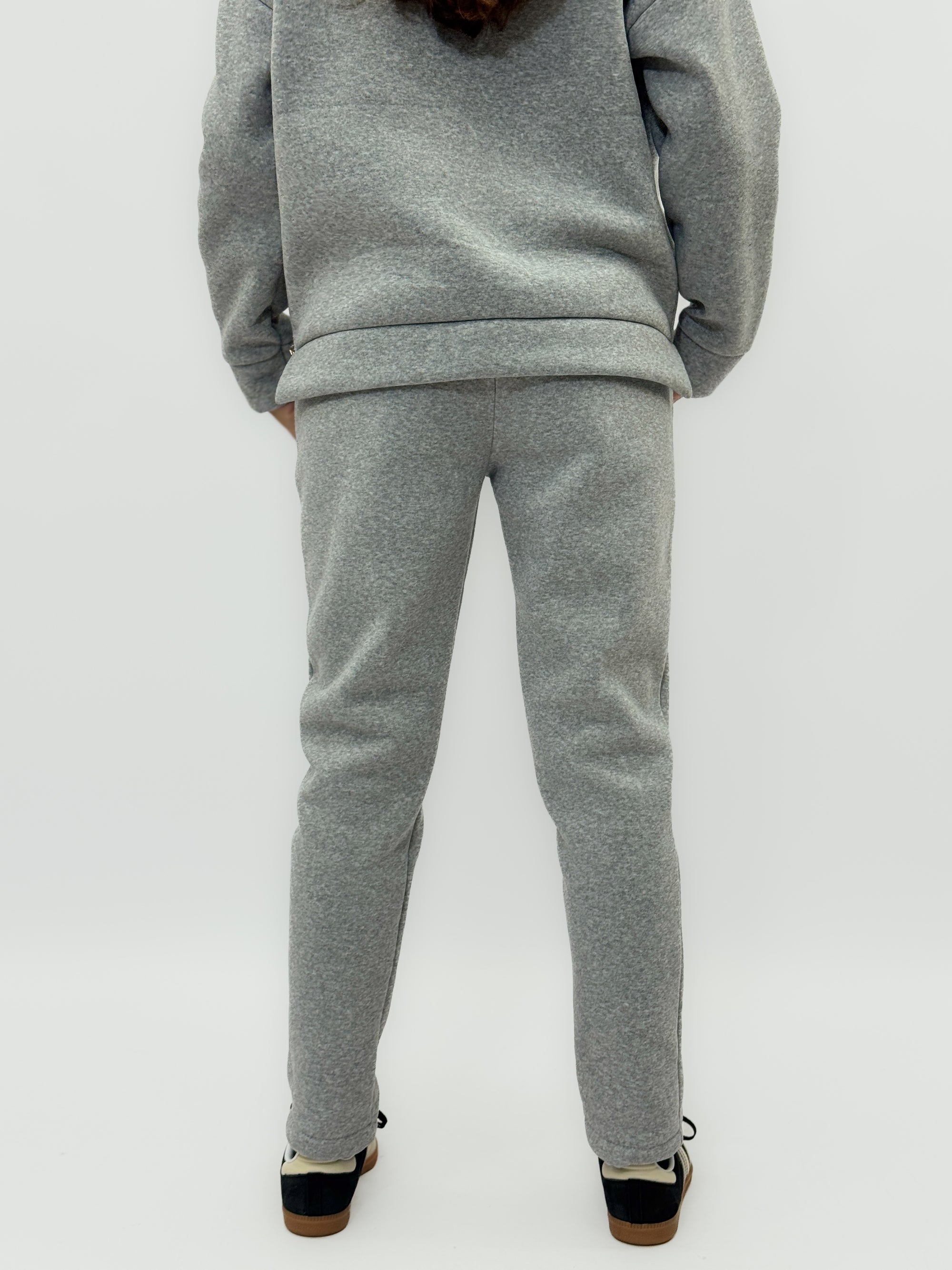 Completo felpa e pantaloni dritti felpati