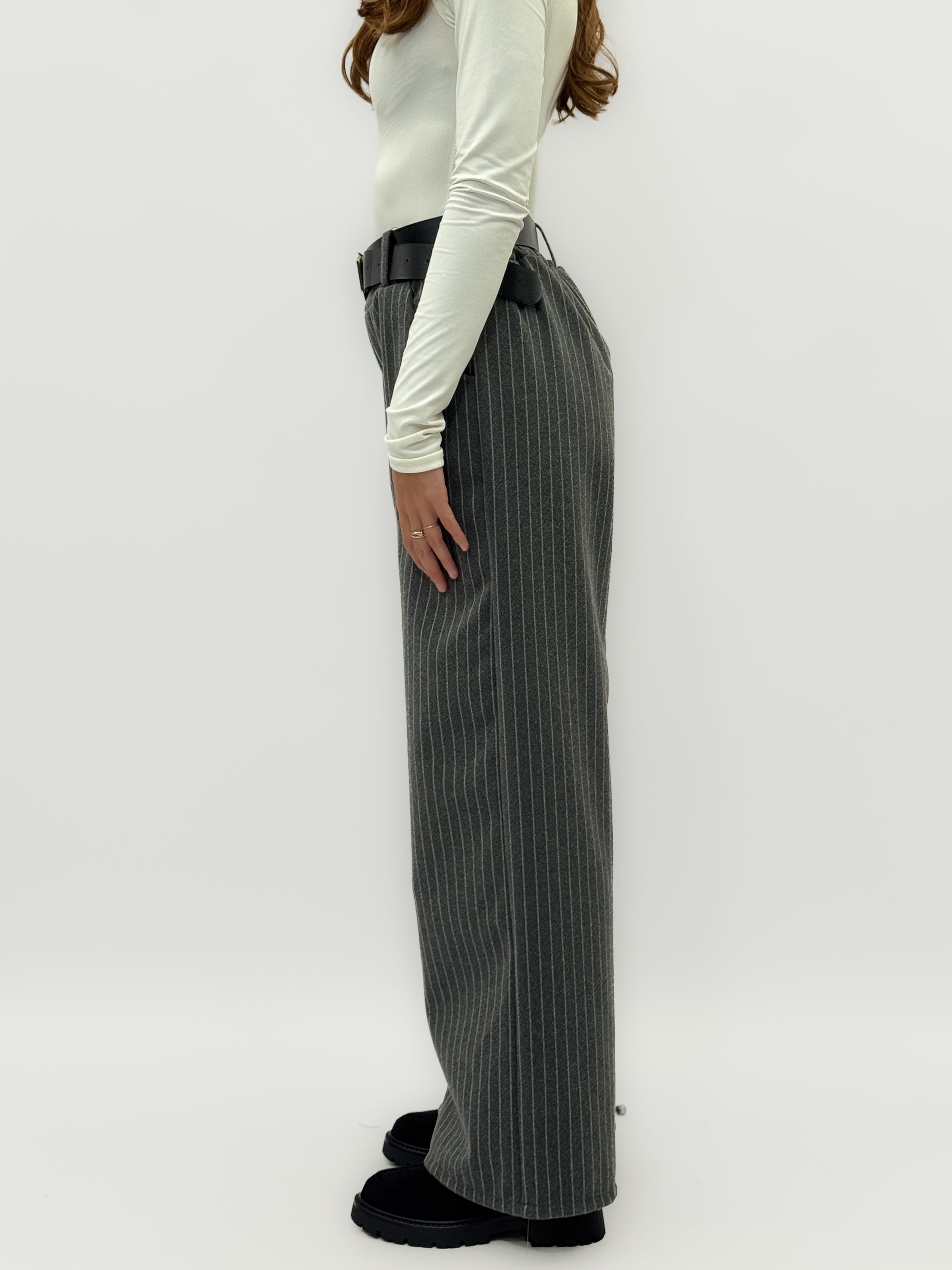 Pantaloni gessati a gamba larga