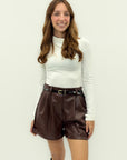 Shorts in ecopelle con cintura