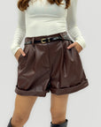 Shorts in ecopelle con cintura