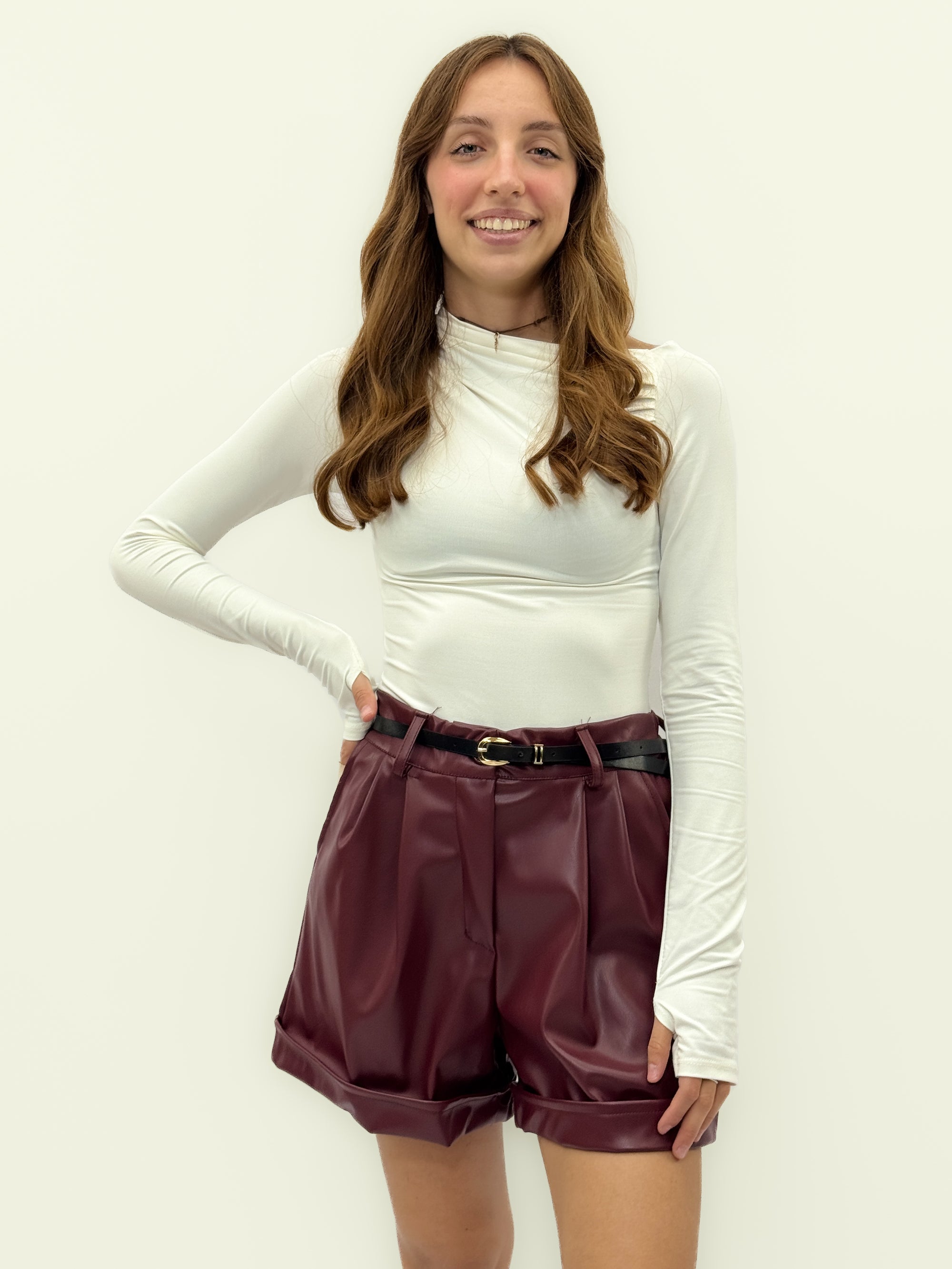 Shorts in ecopelle con cintura