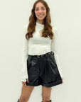 Shorts in ecopelle con cintura