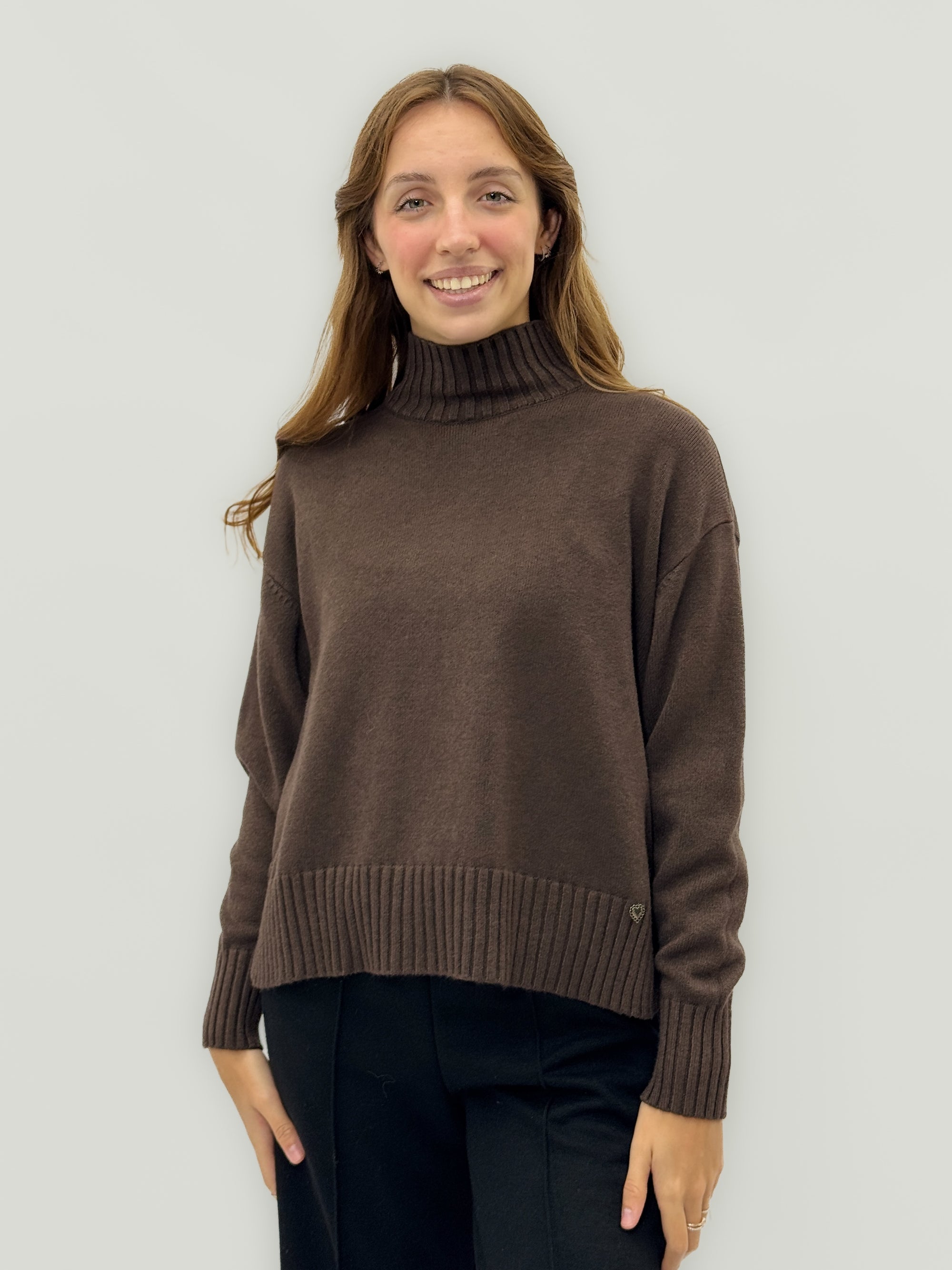 Maglione collo alto con bottoni laterali