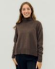Maglione collo alto con bottoni laterali