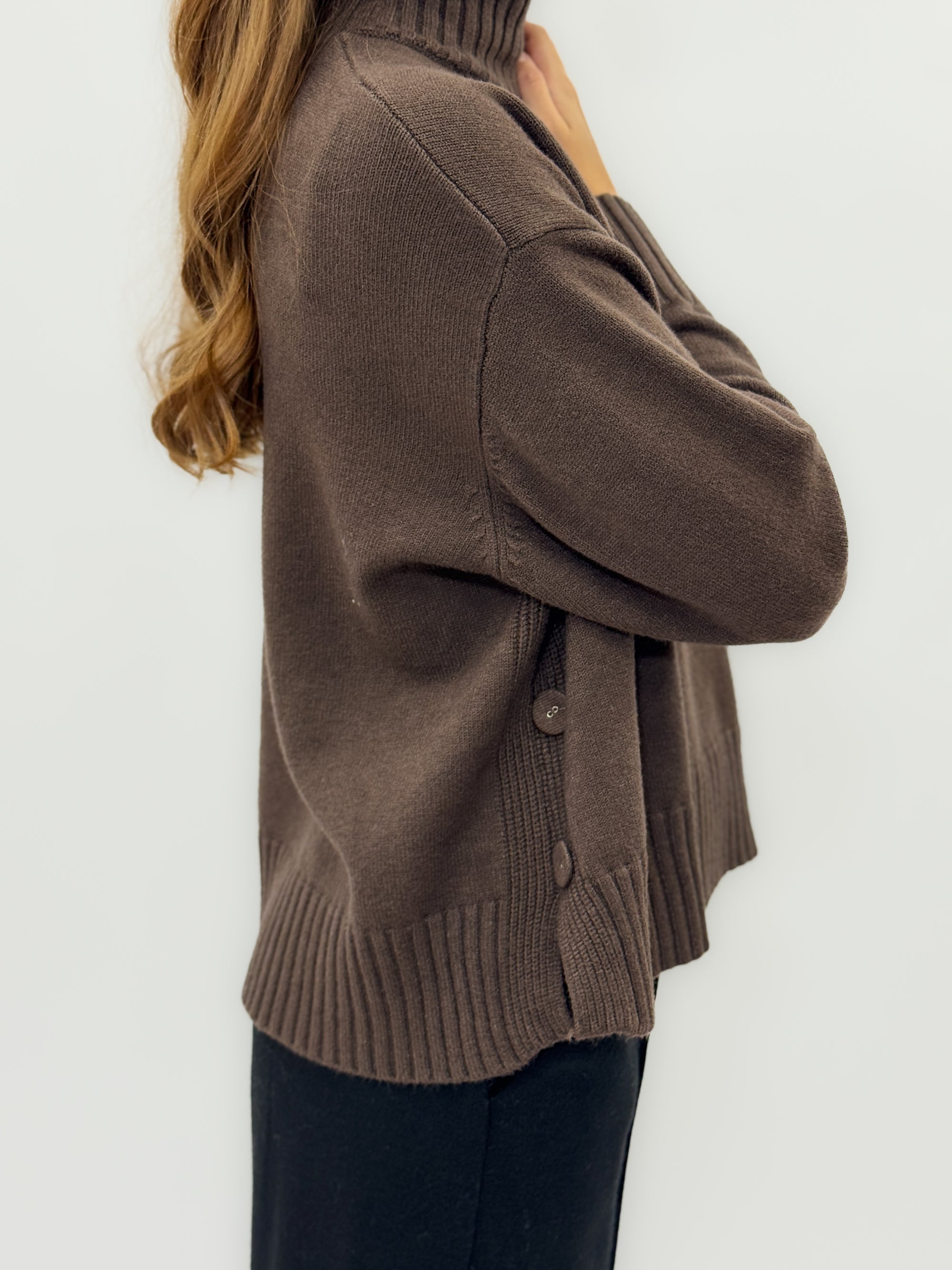 Maglione collo alto con bottoni laterali