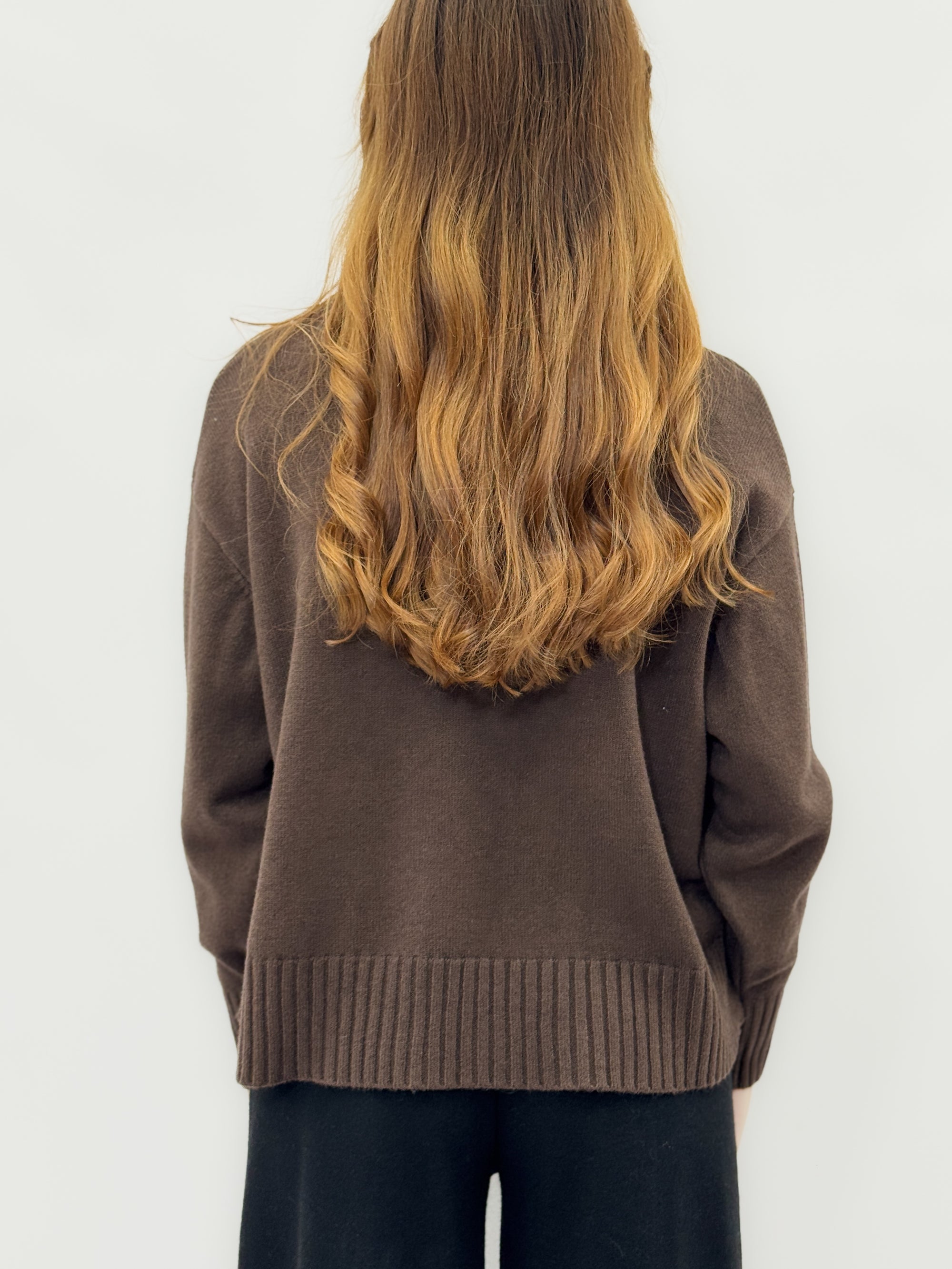 Maglione collo alto con bottoni laterali