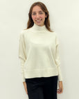 Maglione collo alto con bottoni laterali