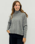 Maglione collo alto con bottoni laterali