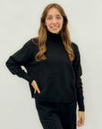 Maglione collo alto con bottoni laterali