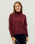 Maglione collo alto con bottoni laterali