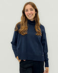 Maglione collo alto con bottoni laterali