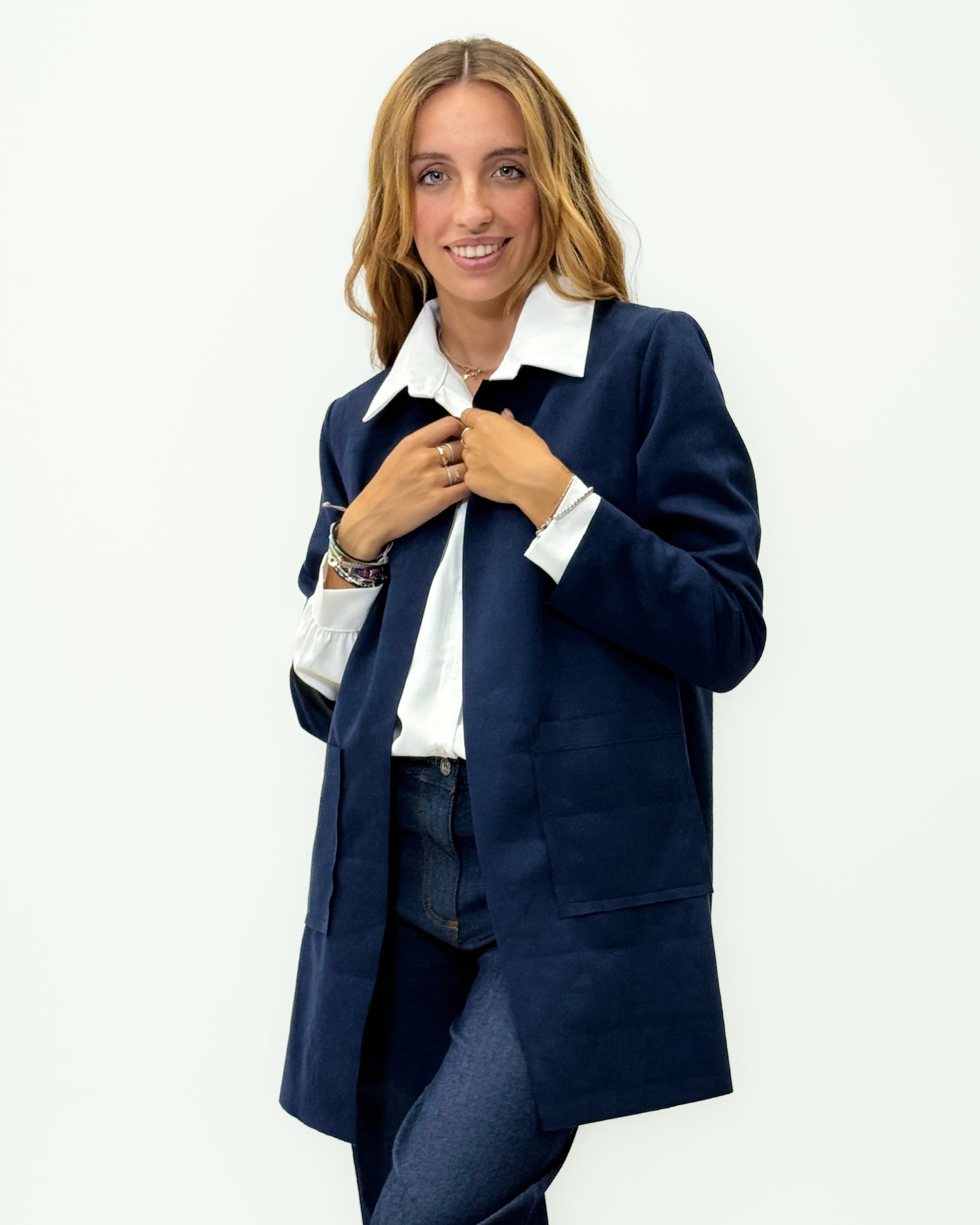 Blazer Elegante dal Taglio Moderno e Vestibilità Strutturata