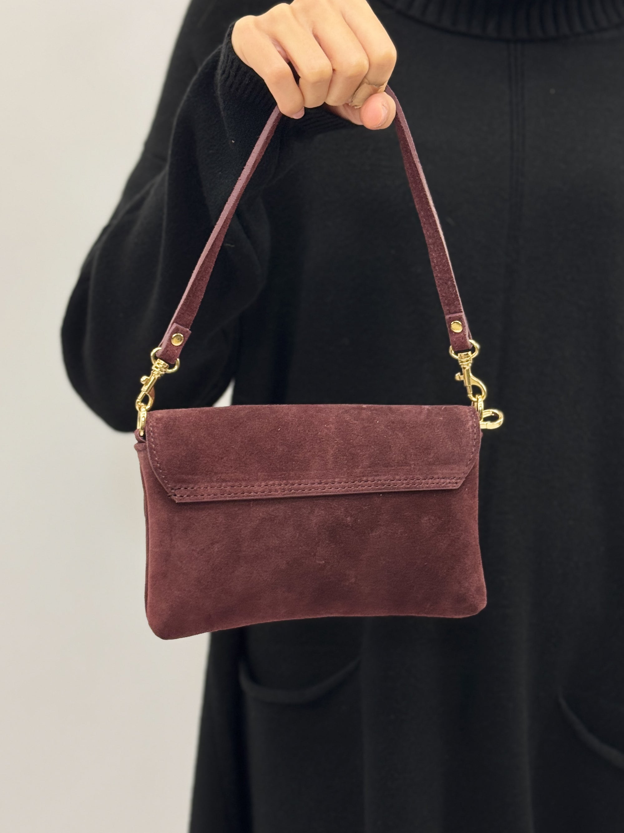 Borsa in Vera Pelle Scamosciata con Tracolla – Made in Italy