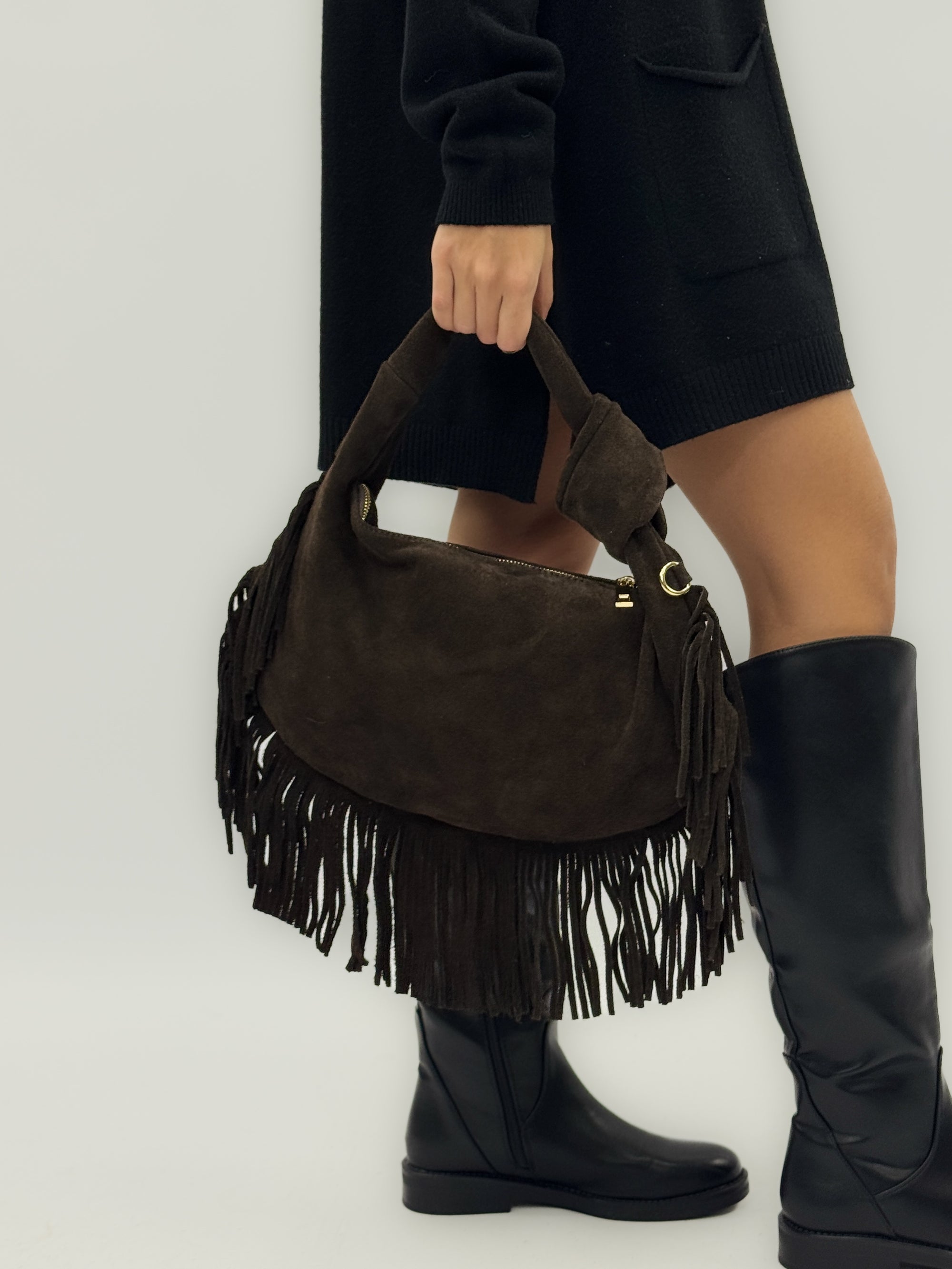 Borsa a spalla in vera pelle scamosciata con frange e borchie – Made in Italy