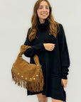 Borsa a spalla in vera pelle scamosciata con frange e borchie – Made in Italy