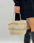 Borsa in pelliccia ecologica con manici decorativi