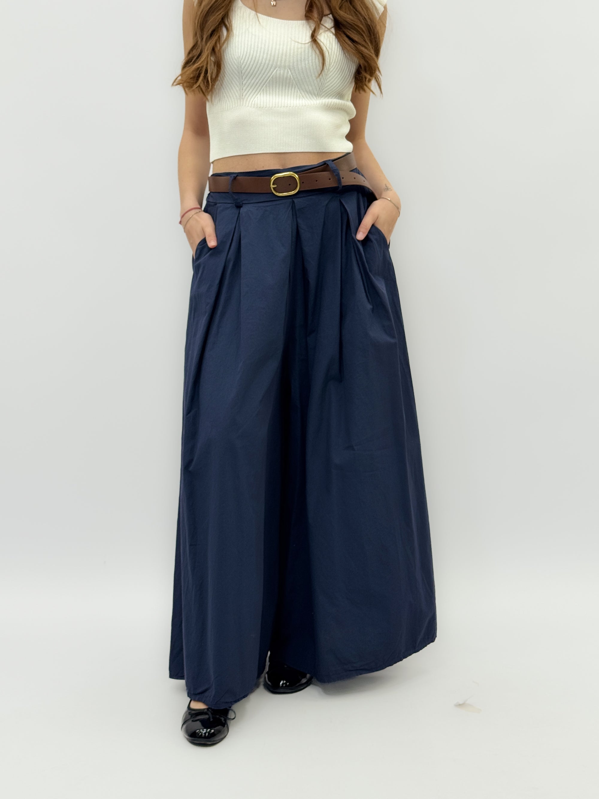 Pantaloni ampi con cintura