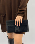 Borsa clutch in vera pelle scamosciata con tracolla - Made in Italy