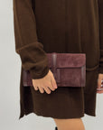 Borsa clutch in vera pelle scamosciata con tracolla - Made in Italy
