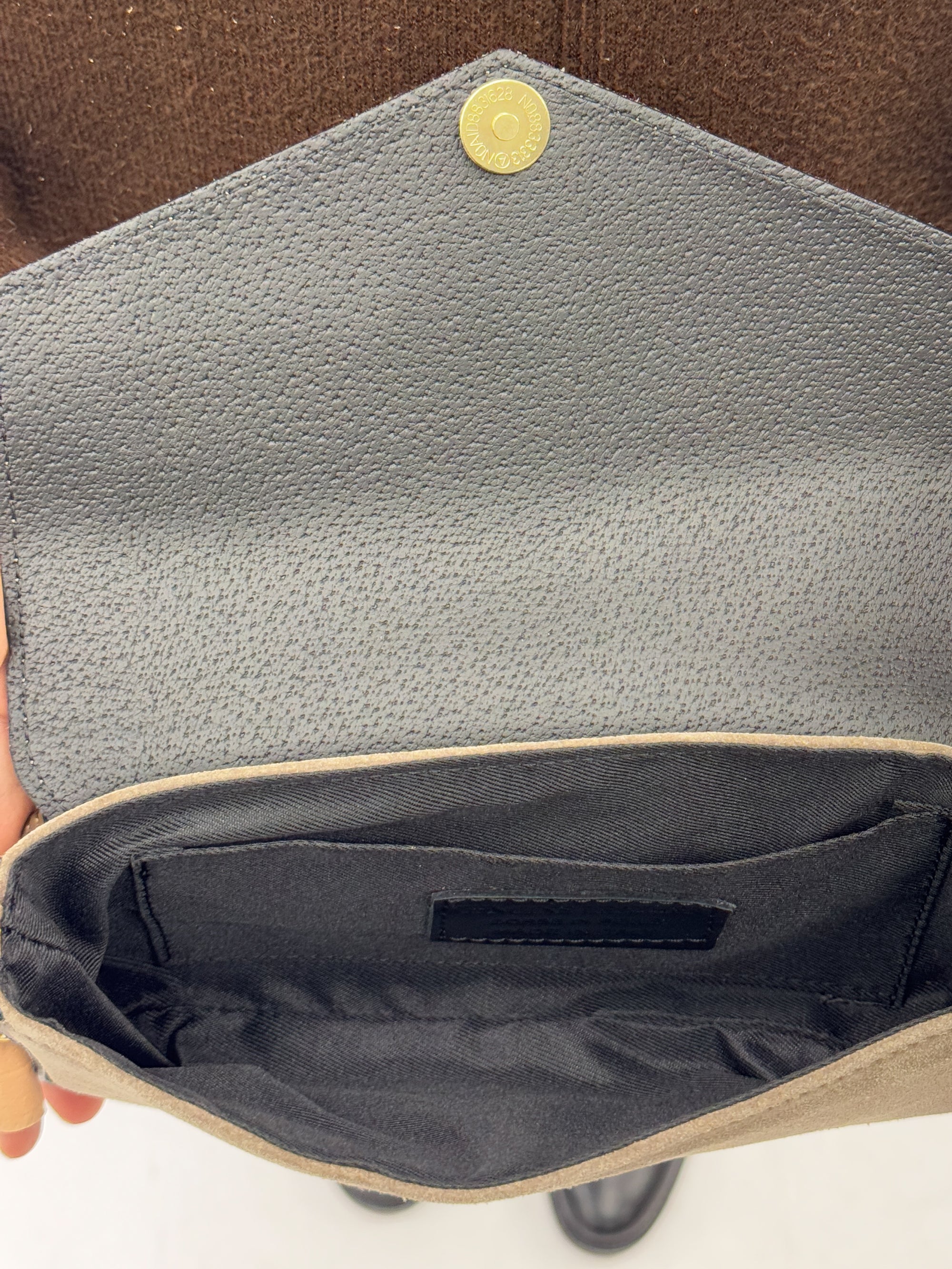Borsa pochette in vera pelle scamosciata – Made in Italy