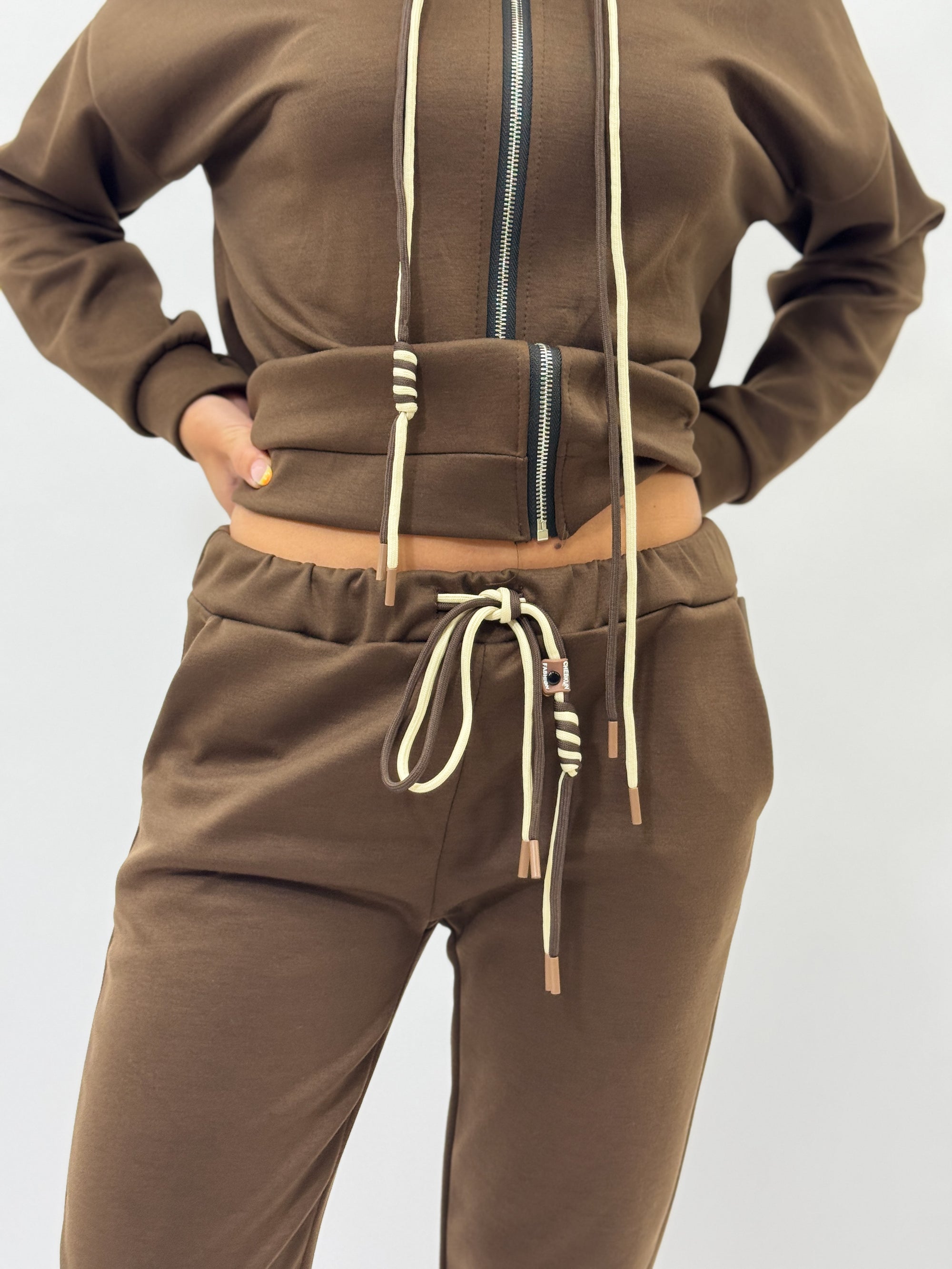 Completo tuta casual con cappuccio