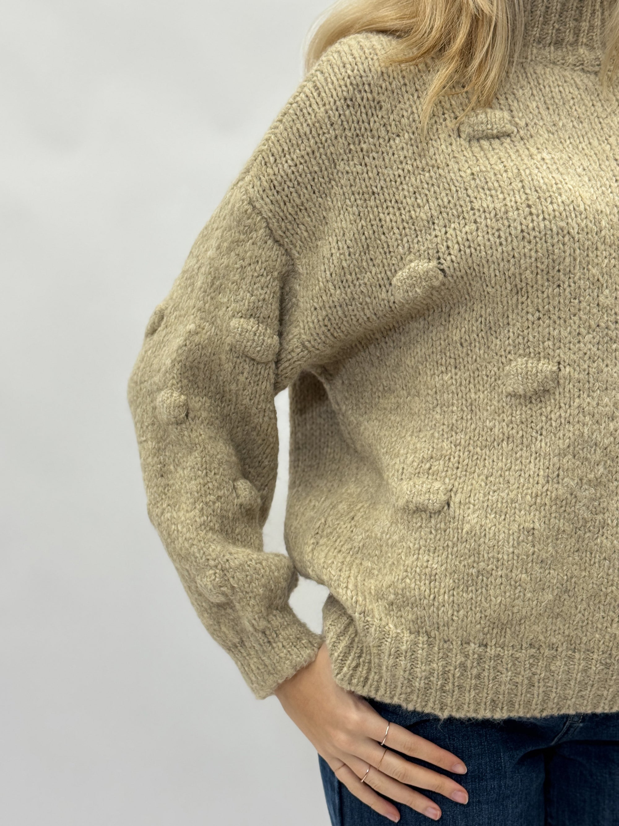 Maglione Soft con Lavorazione a Pallini – Collo Alto