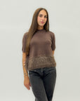 Maglia con piume sul fondo