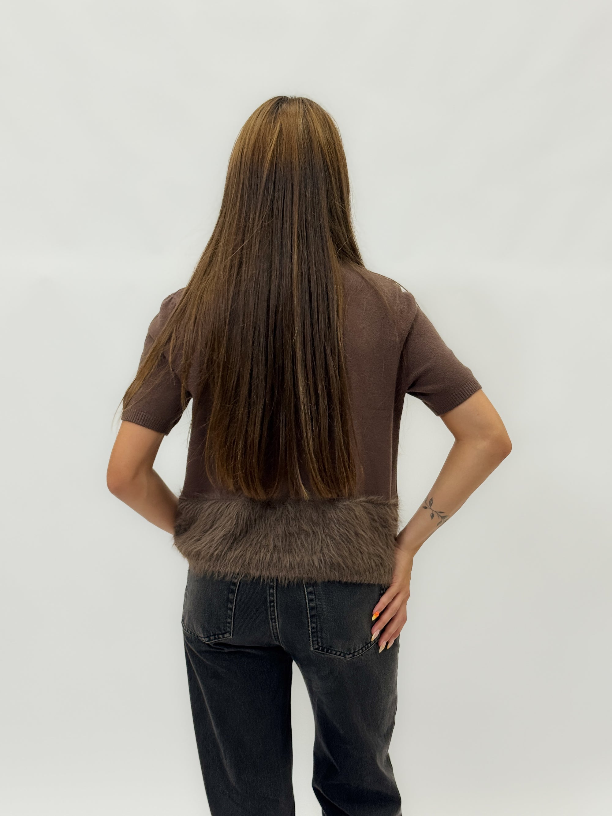 Maglia con piume sul fondo