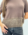 Maglia con piume sul fondo
