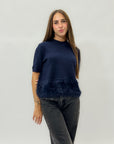 Maglia con piume sul fondo