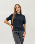 Maglia con piume sul fondo