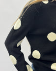 Maglione nero a pois bianchi – Stile moderno e morbida eleganza