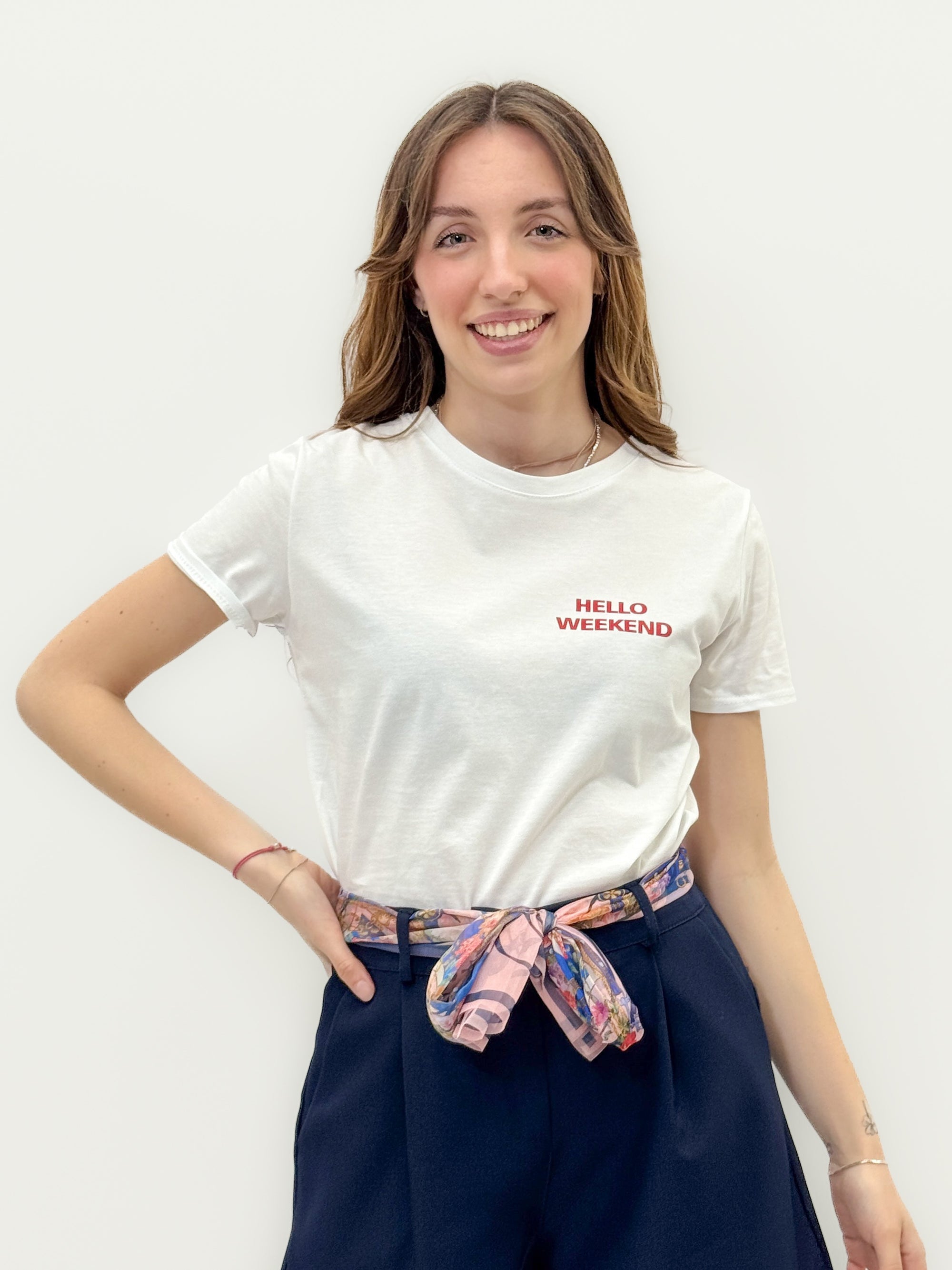 T-shirt Donna 100% Cotone con Scritta “Hello Weekend”