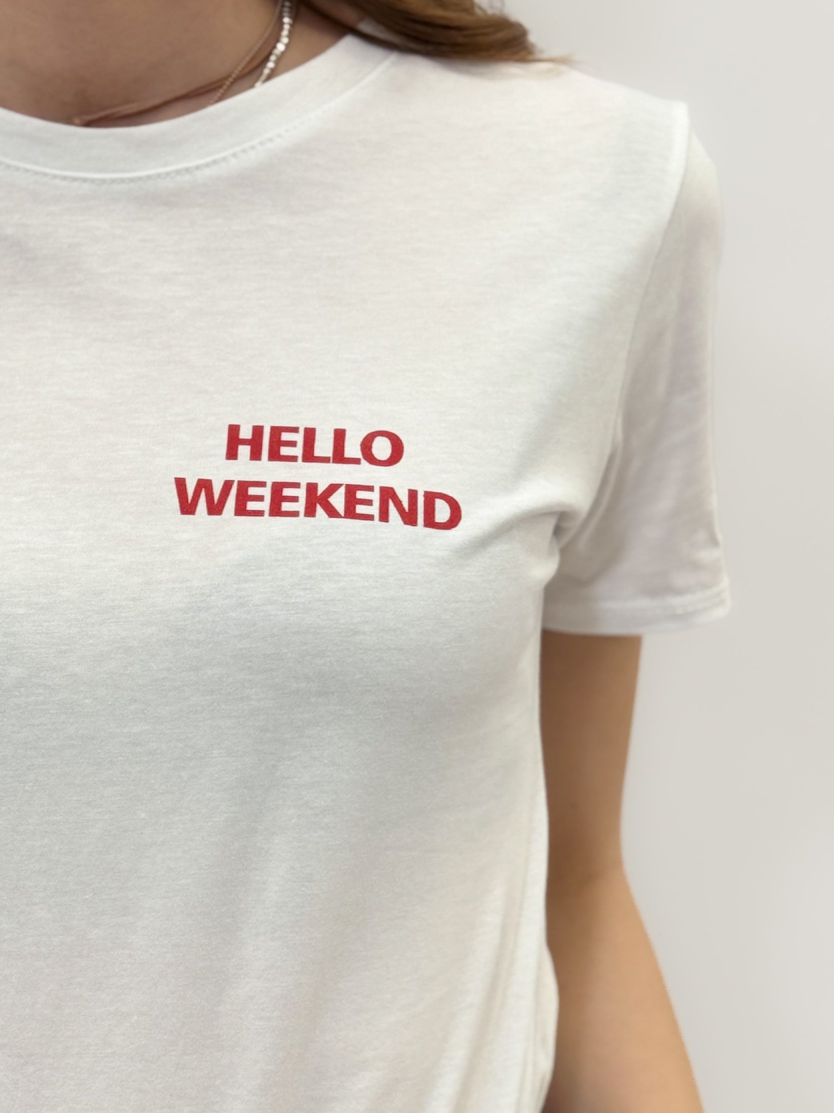 T-shirt Donna 100% Cotone con Scritta “Hello Weekend”