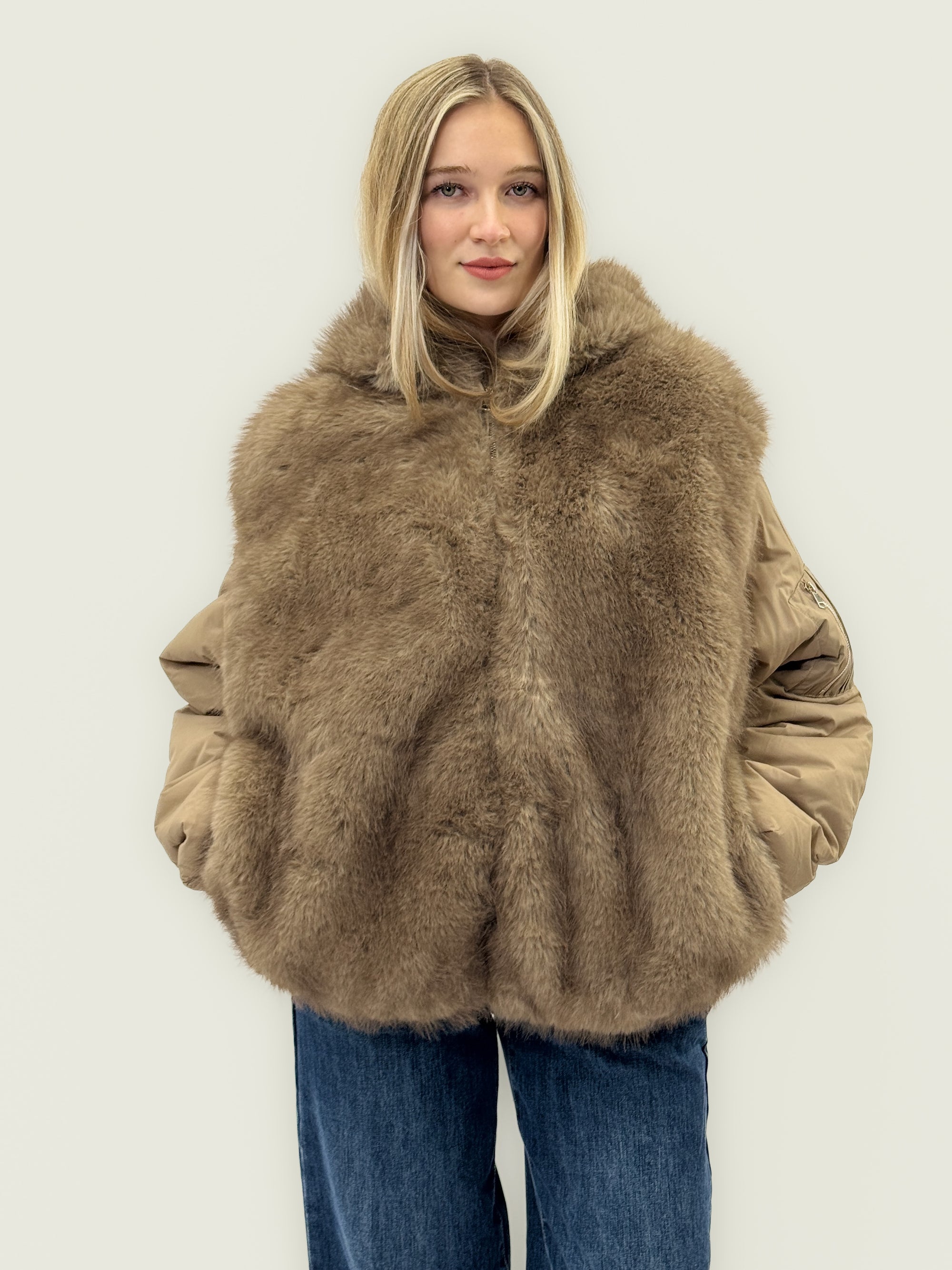 Giubbino imbottito con maxi eco-pelliccia davanti –  premium