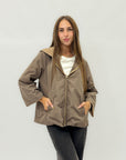 Giubbino con cappuccio e interno beige