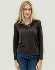 Maglia con pizzo sullo scollo – Eleganza senza tempo