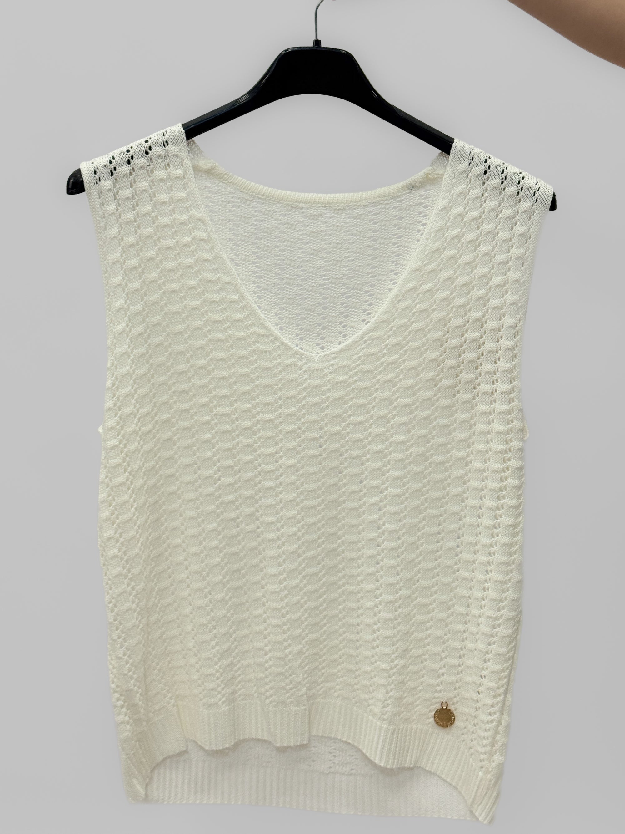Top Traforato Smanicato – Leggero, Fresco e Super Femminile